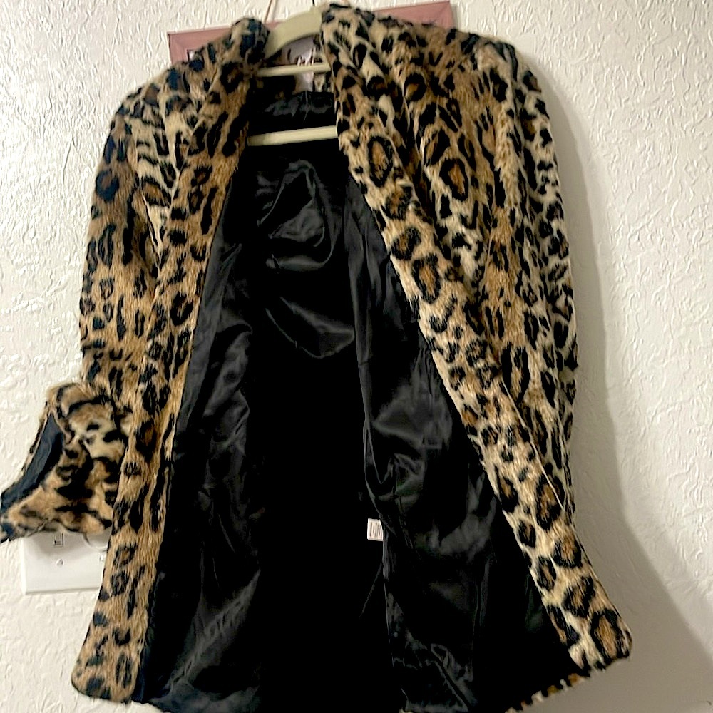Woman’s Leopard Hooded Coat - Picture 4 of 6
